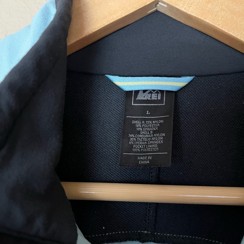 REI woman’s light weight blue and black jacket Size L - Picture 10 of 10
